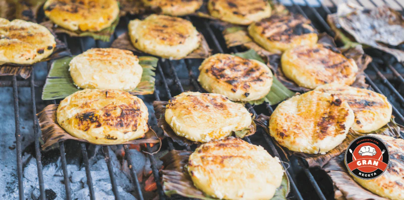 Arepa de chócolo, receta con maíz tierno y queso