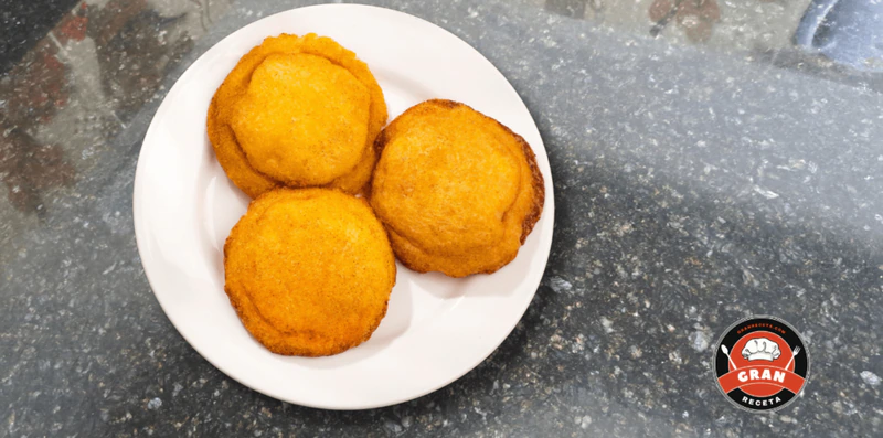 Arepa de huevo costeña, receta con doble fritura