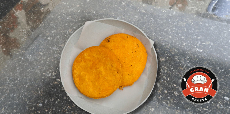 Arepa santandereana con chicharrón y yuca, receta paso a paso