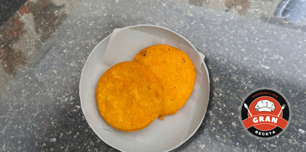 Arepa santandereana con chicharrón y yuca, receta paso a paso