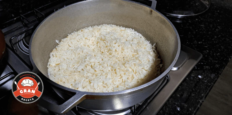 Arroz blanco colombiano suelto y graneado, paso a paso