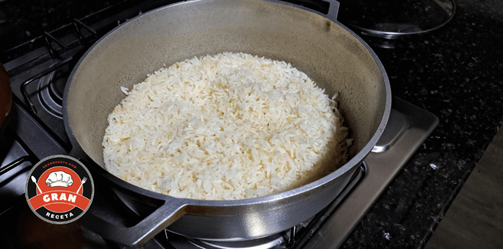 Arroz blanco colombiano suelto y graneado, paso a paso