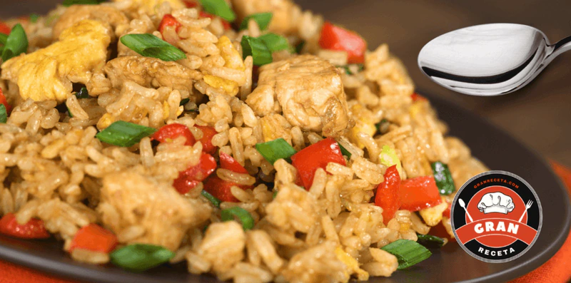 Arroz con pollo colombiano, receta con pechuga desmechada
