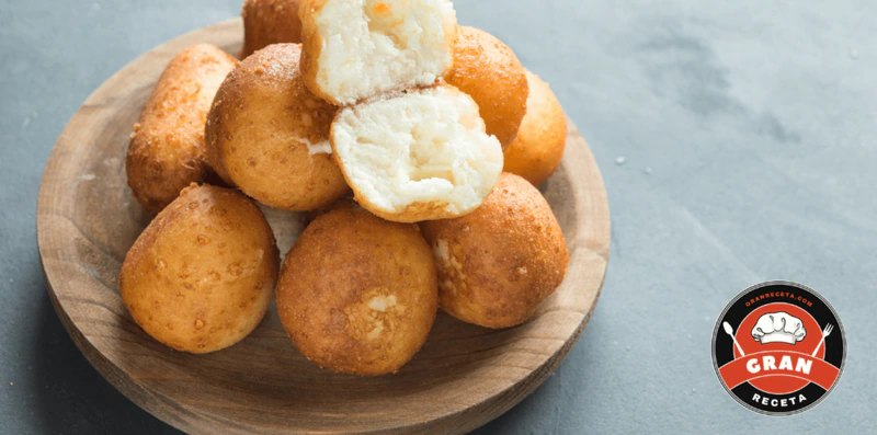 Buñuelos colombianos, receta navideña con queso costeño