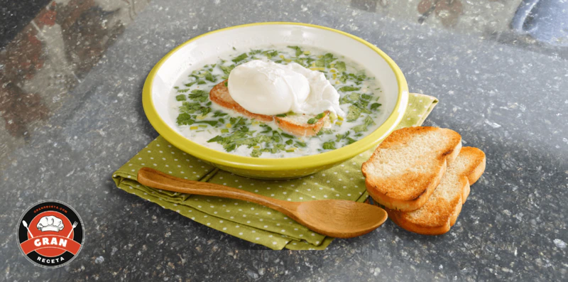 Changua bogotana, receta del desayuno con huevo en leche