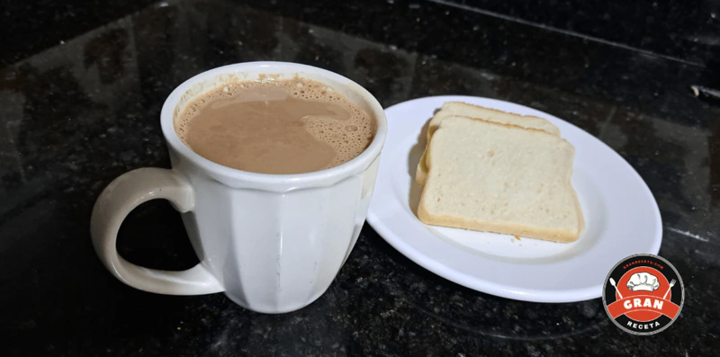 Chocolate caliente colombiano con queso, receta santafereña