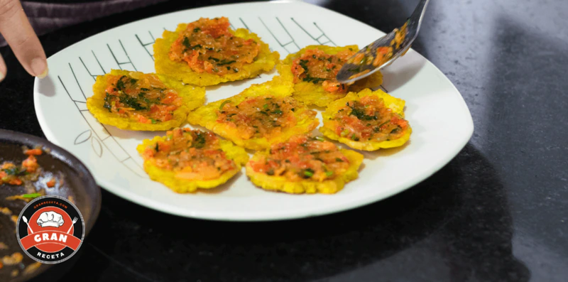 Patacones con hogao, receta colombiana con doble fritura
