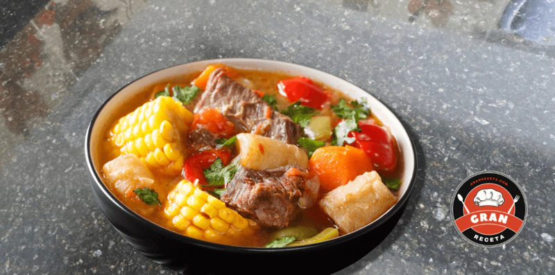 Sancocho trifásico colombiano, receta con res, cerdo y pollo