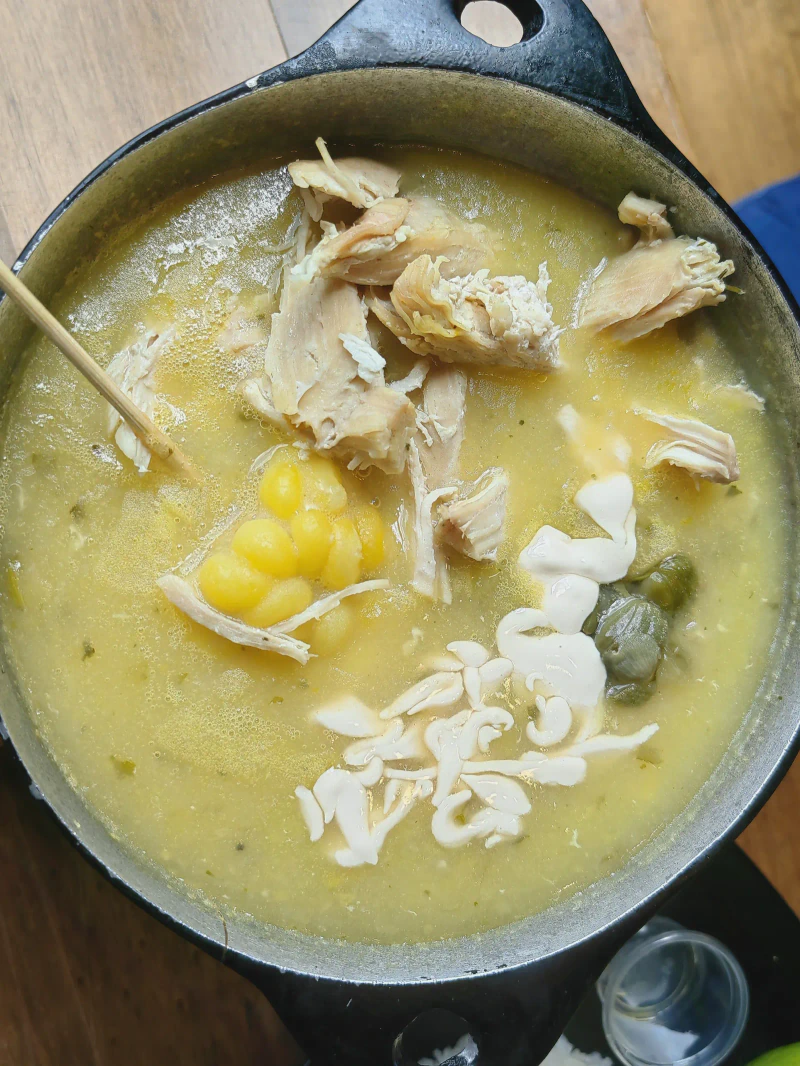 Ajiaco colombiano, receta bogotana con guascas y tres papas