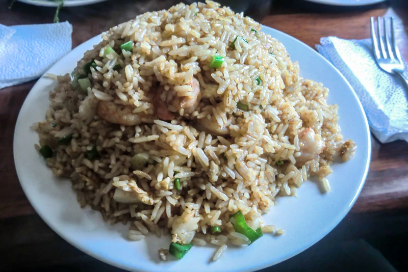 Arroz chaufa de pollo, receta peruana de chifa en sartén