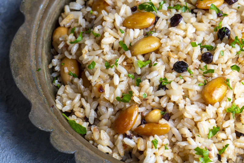 Arroz navideño mexicano con nuez y pasas