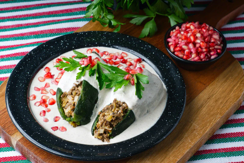 Chiles en nogada, receta poblana con nuez fresca o seca