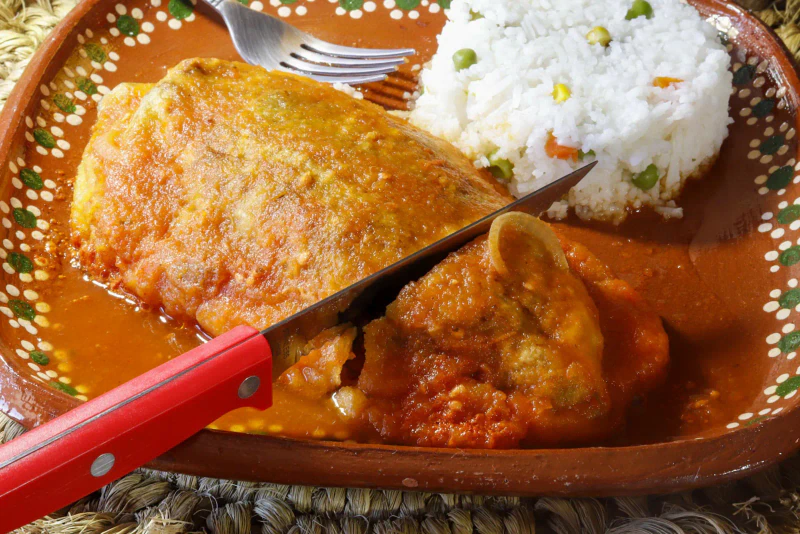 Chiles rellenos capeados, receta con caldillo de jitomate