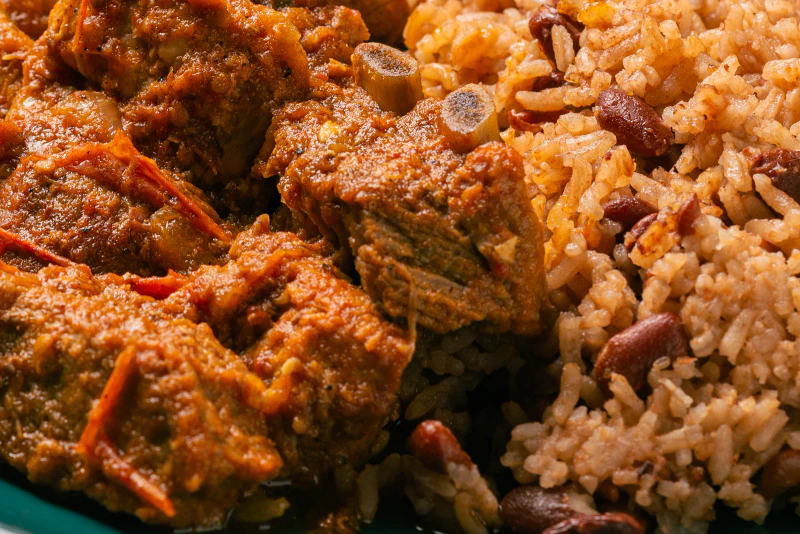 Congrí cubano con frijoles colorados, suelto y con tocino