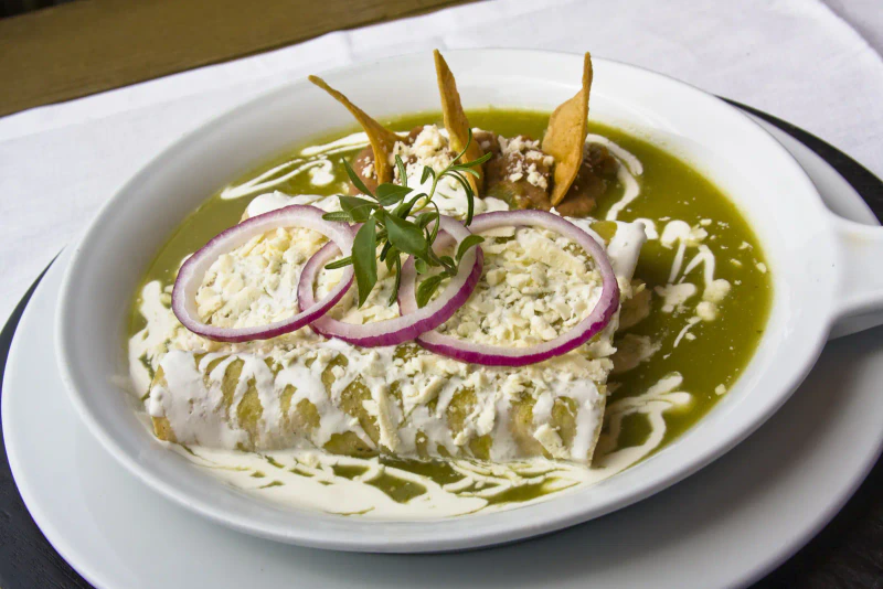 Enchiladas suizas de pollo, receta cremosa y gratinada