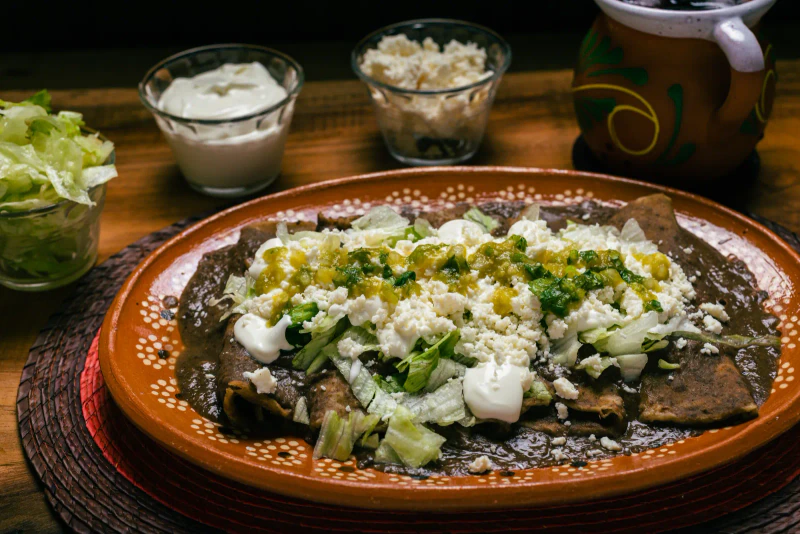 Enfrijoladas, receta con salsa de frijol negro en su punto