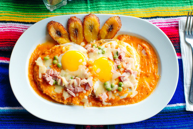 Huevos motuleños, receta yucateca con plátano y chiltomate