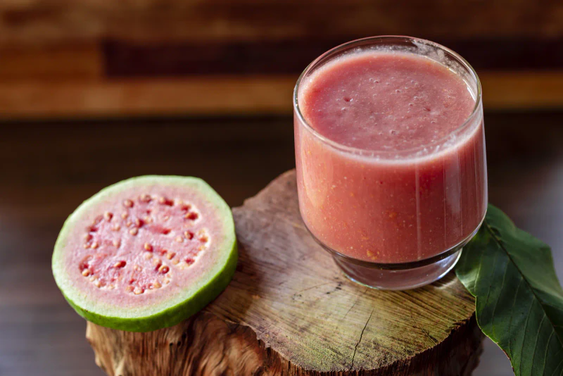 Jugo de guayaba en agua o en leche, colado y sin arenilla
