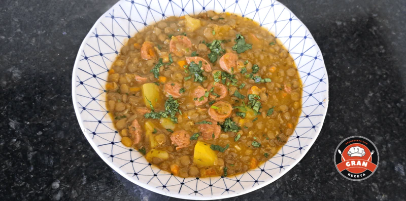 Lentejas con chorizo, receta casera con el tomate al final