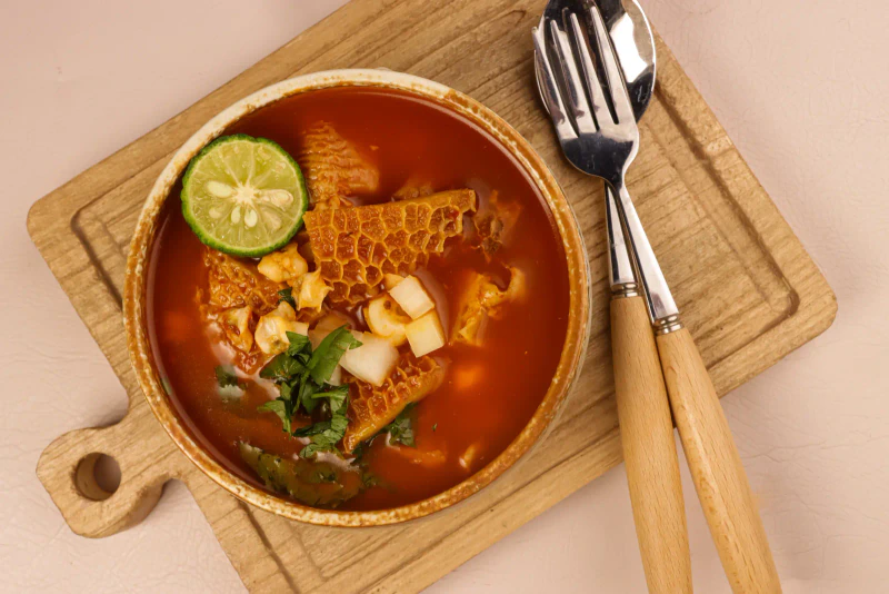 Menudo rojo o pancita, receta con guajillo y pata de res