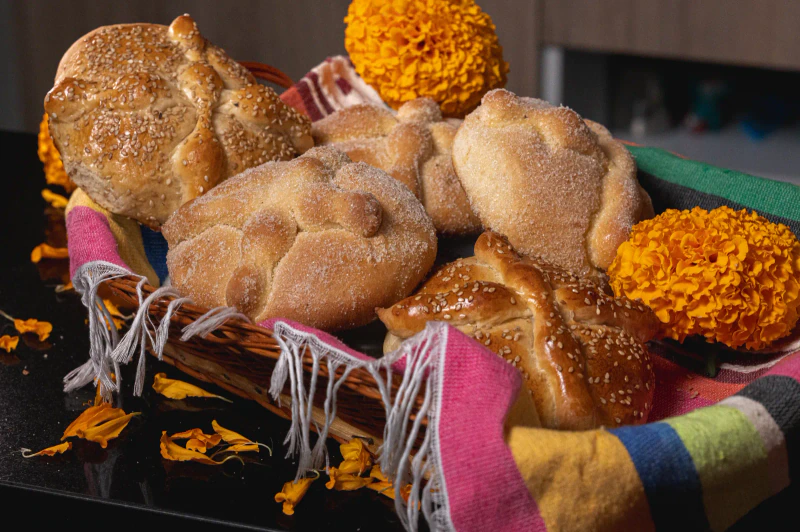 Pan de muerto casero, receta con azahar y huesitos firmes