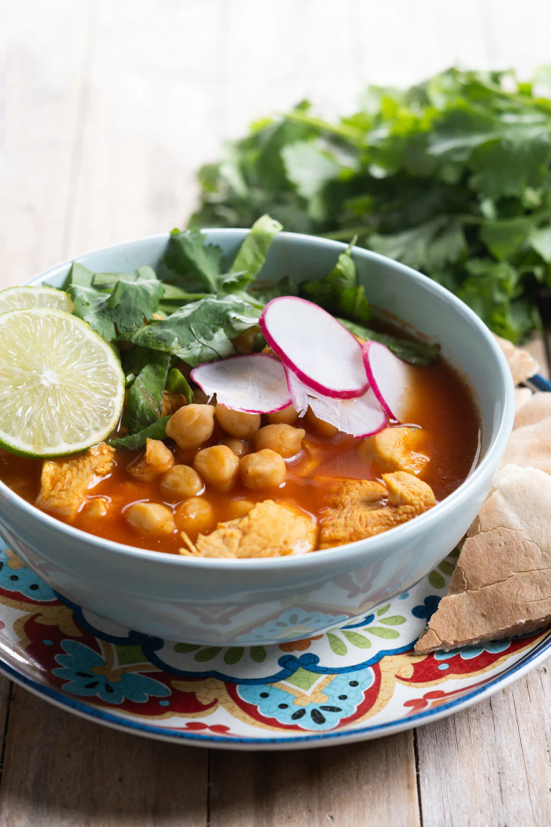 Pozole rojo de cerdo, receta para 10 con guajillo y ancho