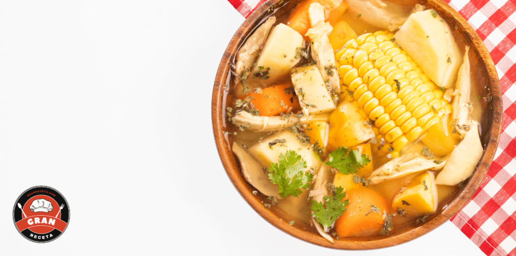 Olla de ajiaco colombiano con mazorca y tres tipos de papa