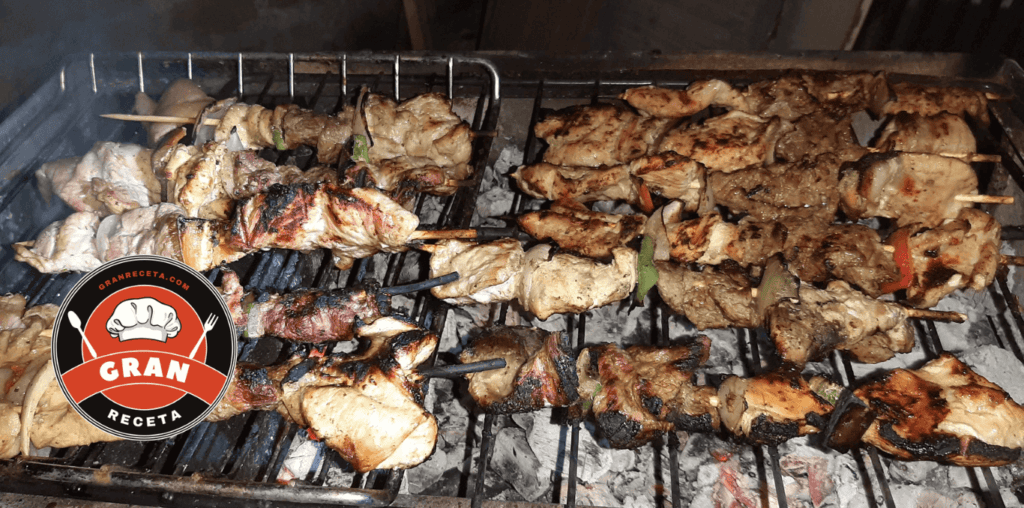 Chuzos de res colombianos en la parrilla con papa criolla