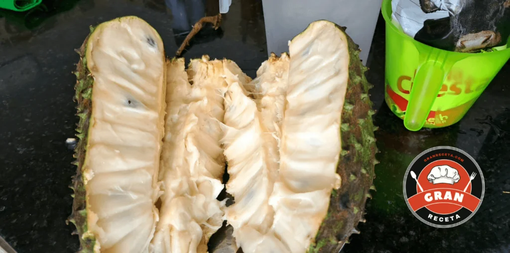 Guanábana partida a la mitad mostrando pulpa blanca para jugo de guanábana cremoso