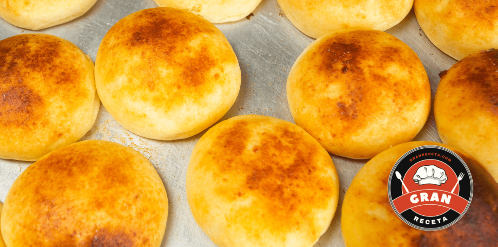 Pandebono colombiano con queso costeño partido mostrando interior suave
