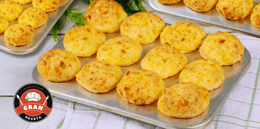 Pandeyucas colombianos recién horneados con textura crocante dorada