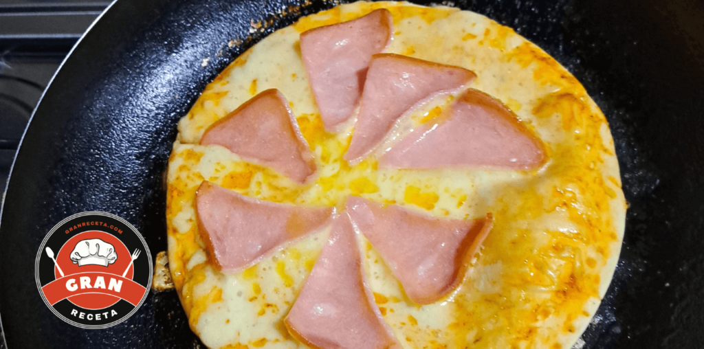 Preparación de pizza casera, extendiendo masa y armando con toppings
