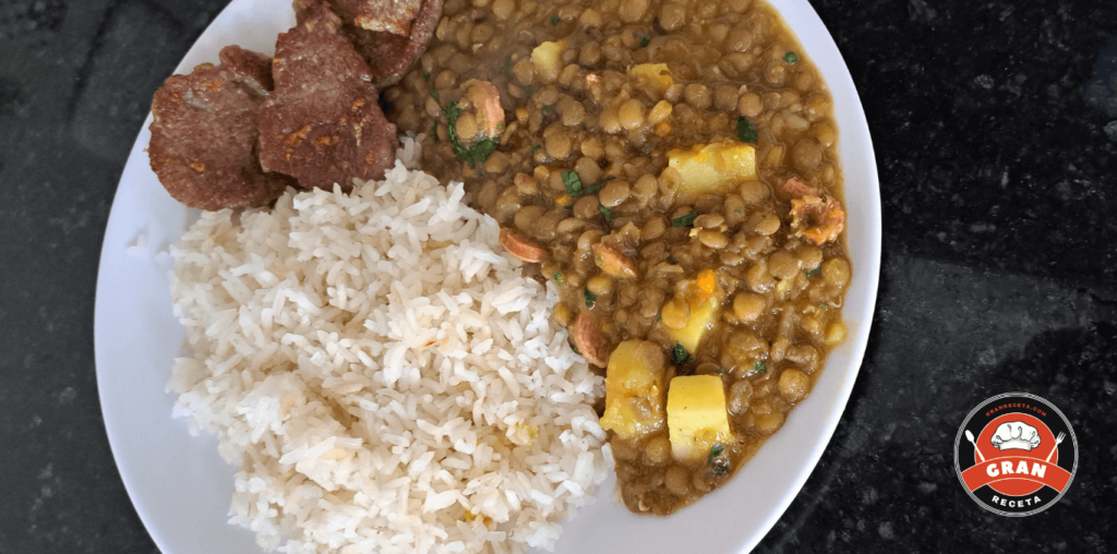 Plato de lentejas con chorizo y arroz blanco