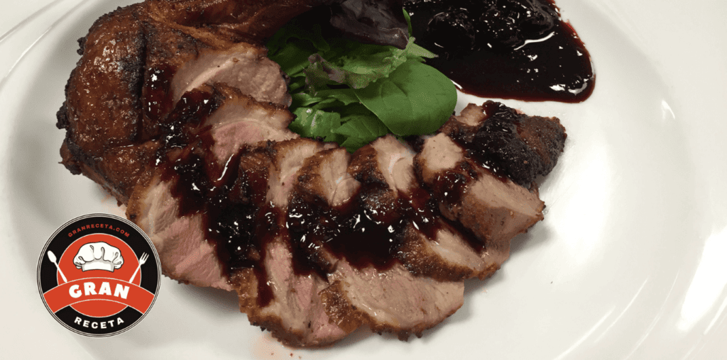 Posta negra cartagenera recién cocinada con salsa oscura brillante