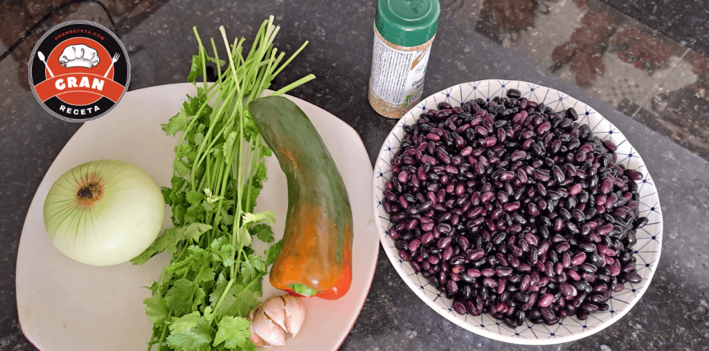 Caraotas negras venezolanas para pabellón criollo con sofrito