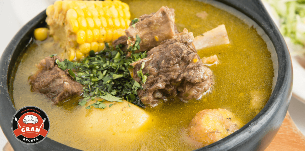 Bandeja de puchero santafereño con carnes, papas, yuca y hogao