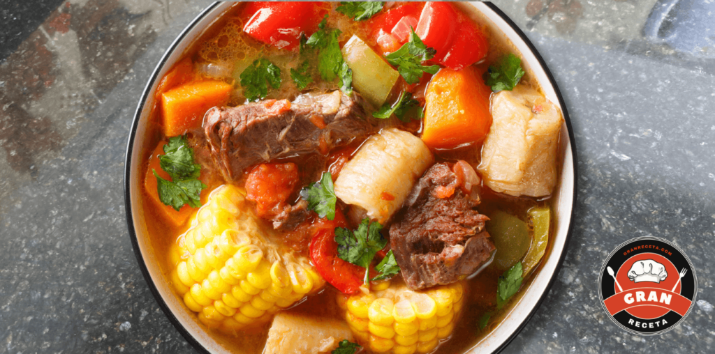 Sancocho trifásico servido con arroz blanco y aguacate