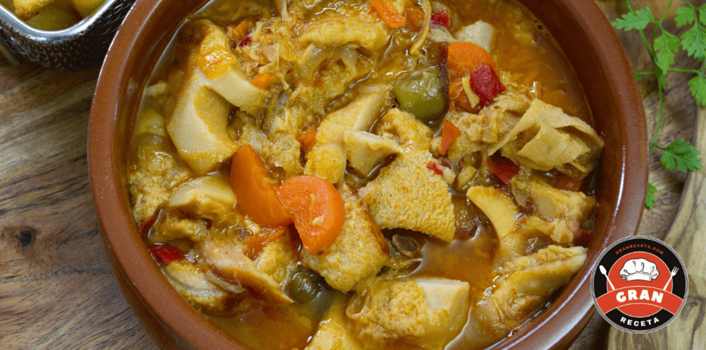 Olla de sopa de mondongo colombiana con todos los ingredientes