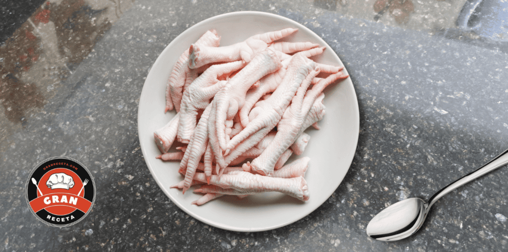 Menudencias de pollo limpias para preparar la sopa