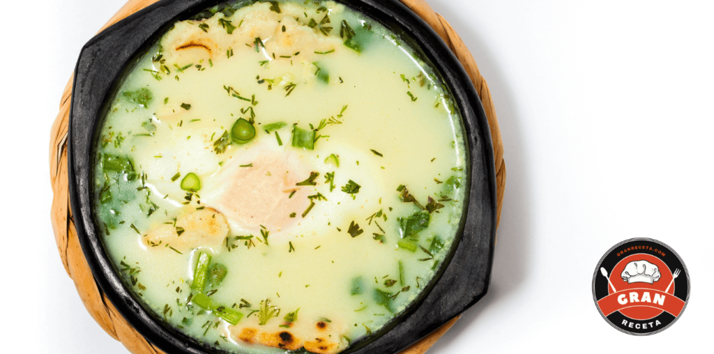 Sopa de huevo servida caliente con cebolla larga y cilantro