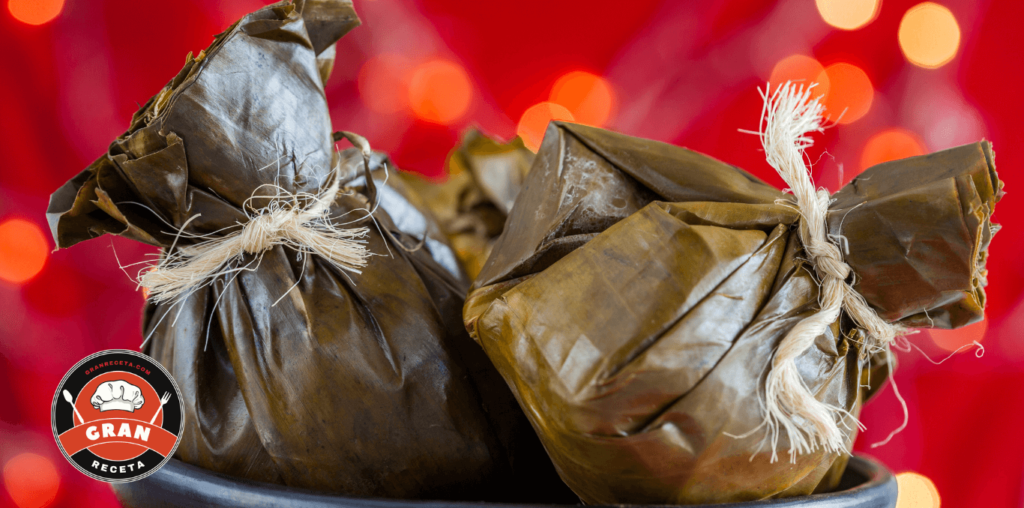Ensamblaje del tamal tolimense con masa, carnes y vegetales sobre hoja de plátano