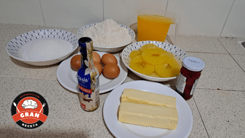 Porción de torta de piña volteada con caramelo servida en plato
