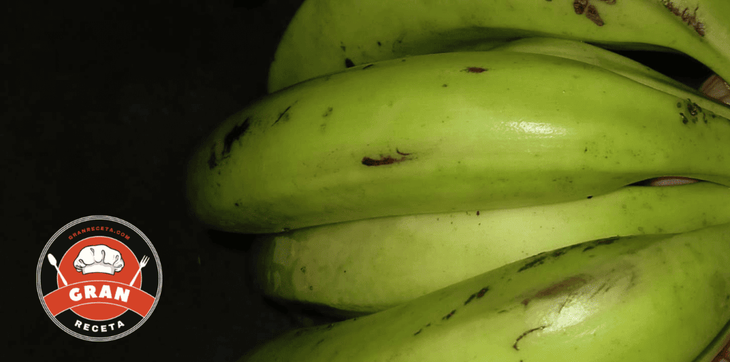 Patacones colombianos servidos con hogao y aguacate