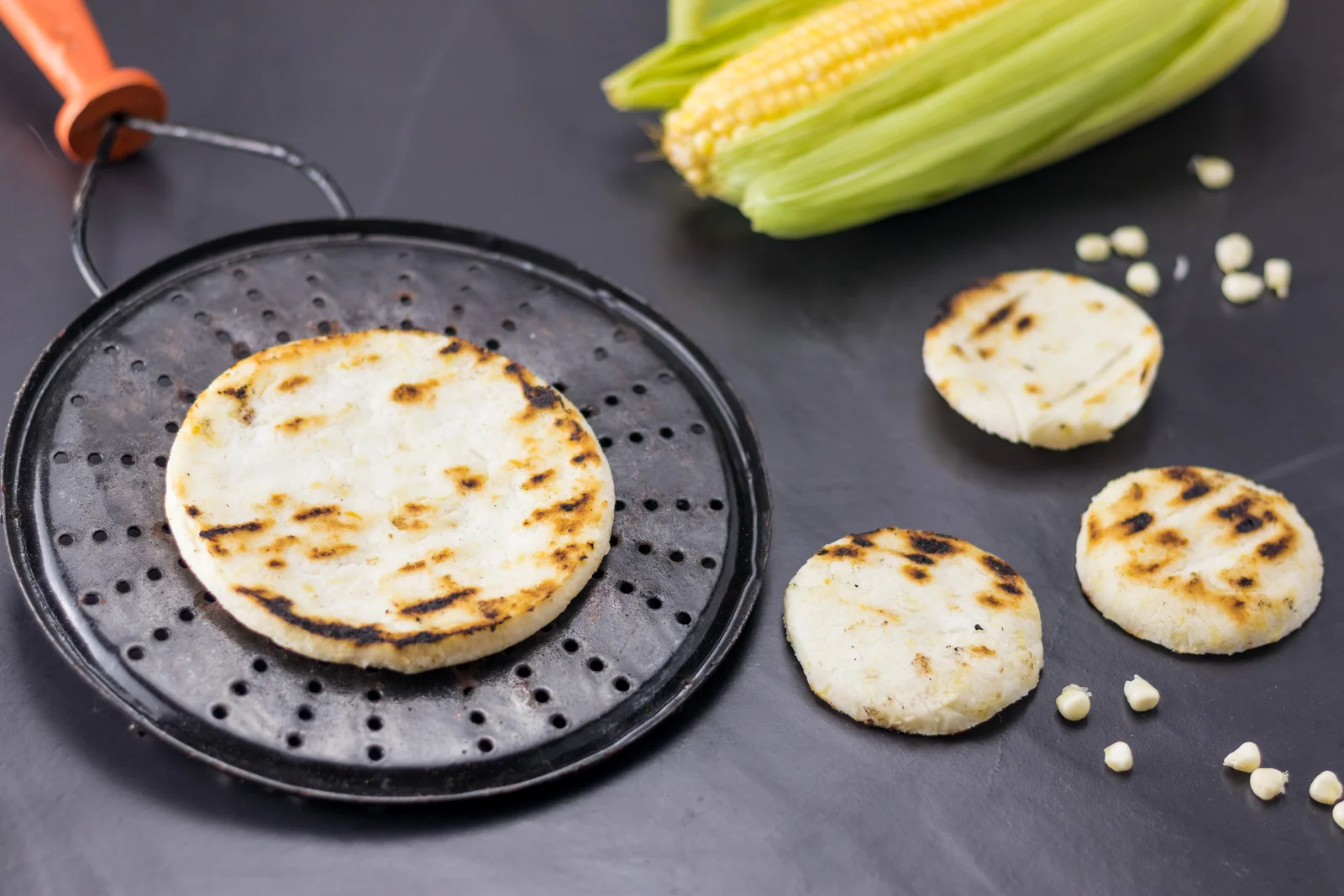 Arepa paisa, cómo hacer arepas delgadas de maíz blanco