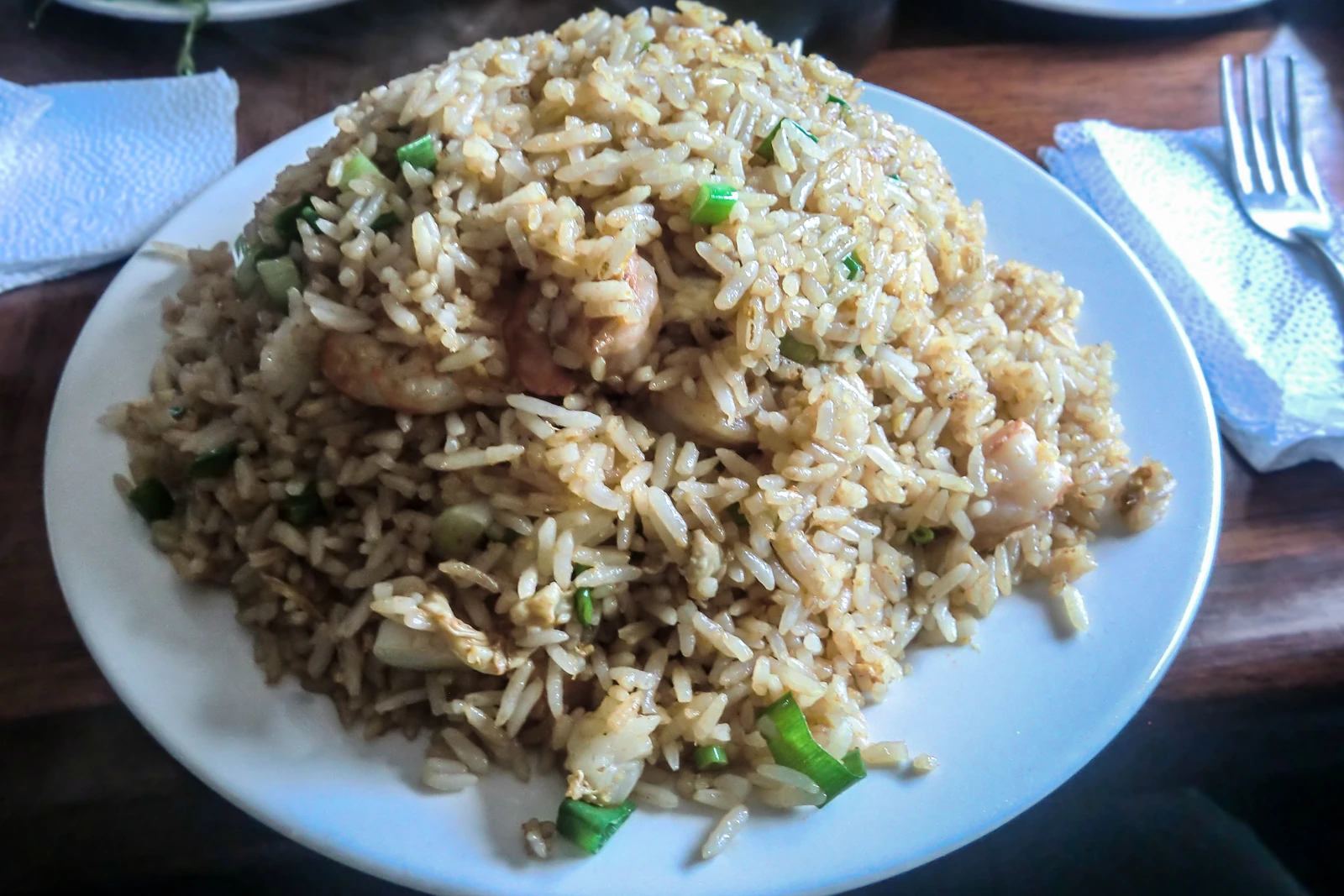 Arroz chaufa de pollo, receta peruana de chifa en sartén