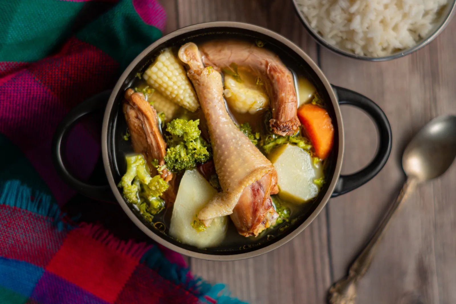 Caldo de pollo mexicano