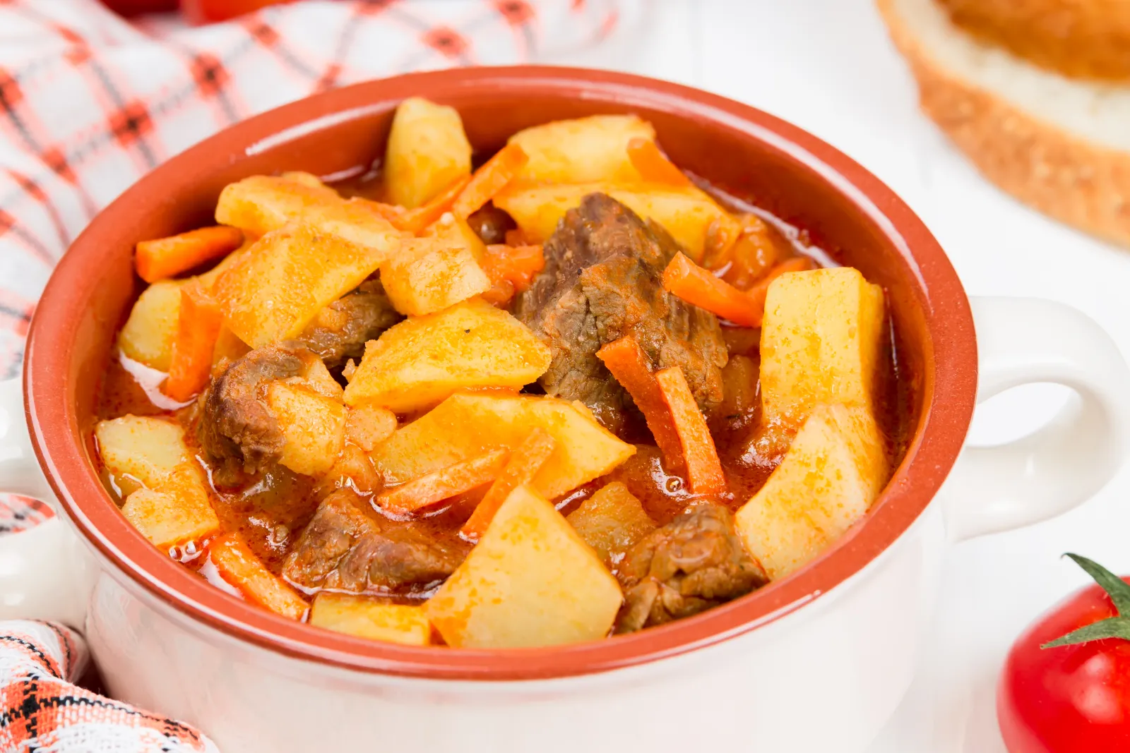 Carne sudada o sudado de carne colombiano, con papa y yuca