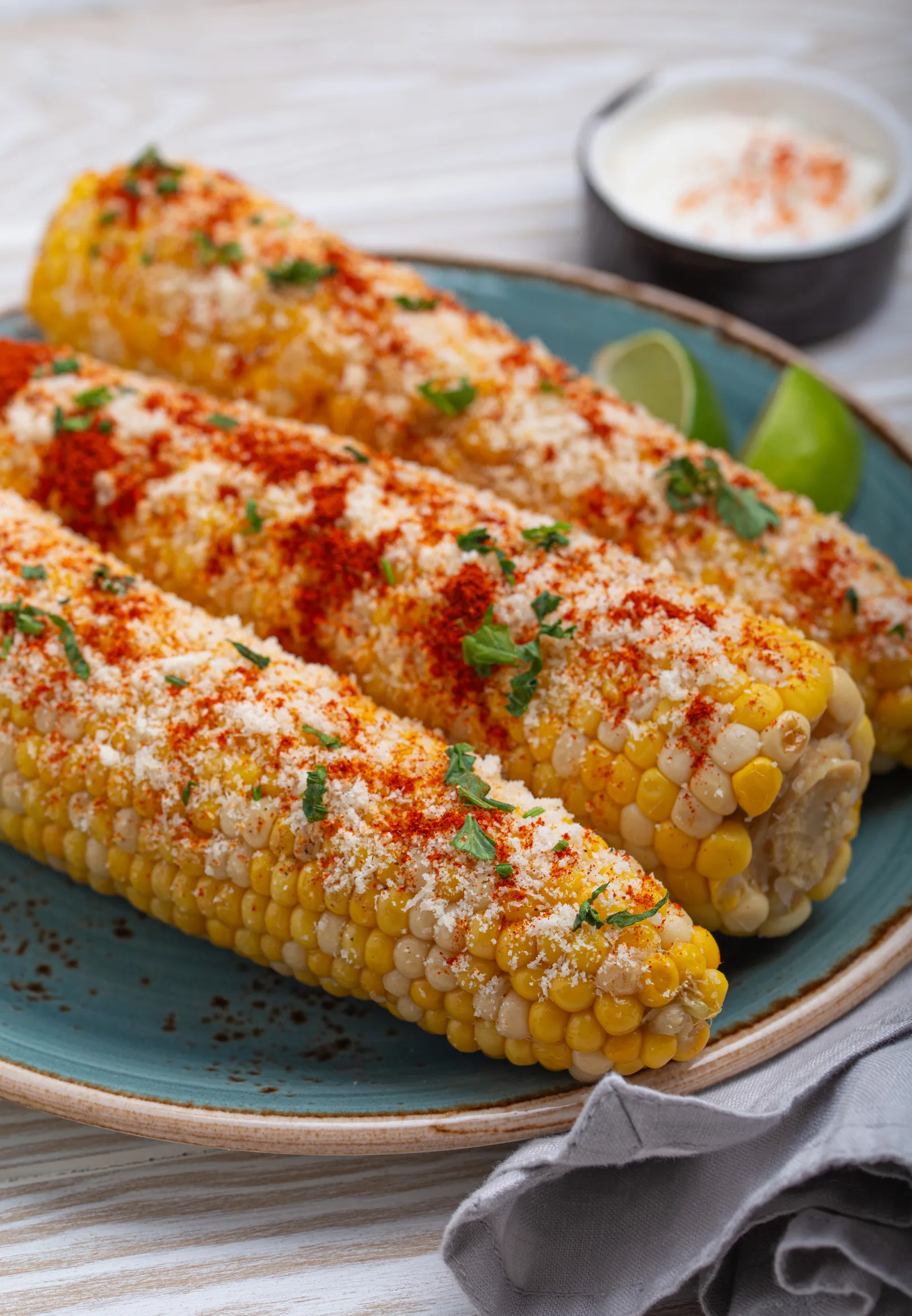 Elotes preparados en mazorca, hervidos o asados con cotija