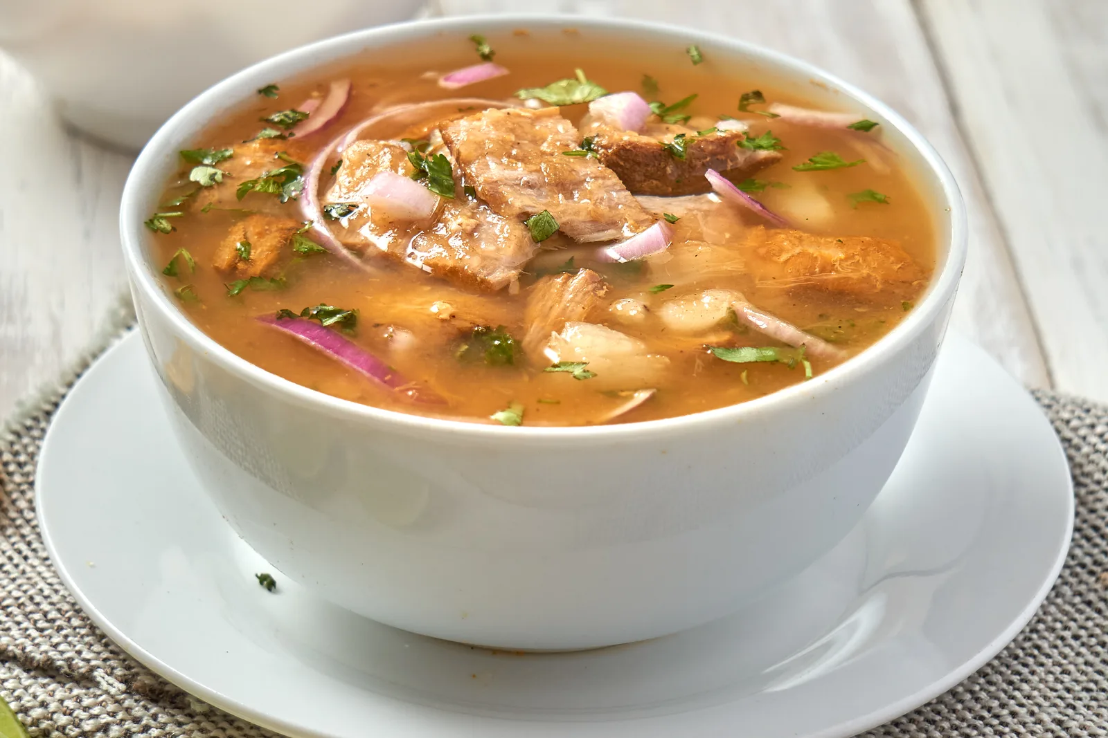 Encebollado ecuatoriano, sopa de albacora con yuca y curtido