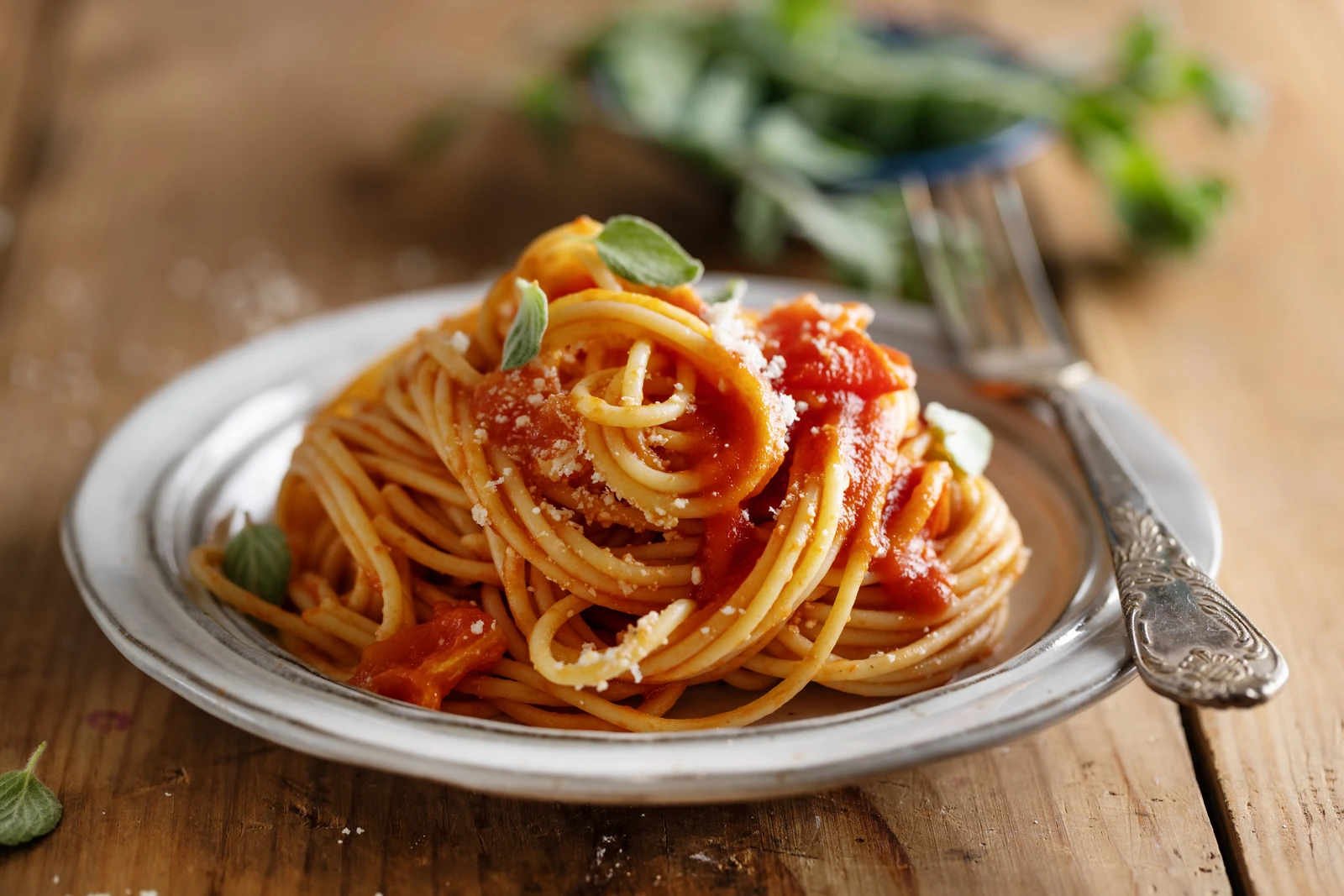 Espagueti rojo cremoso con jitomate, crema y chipotle
